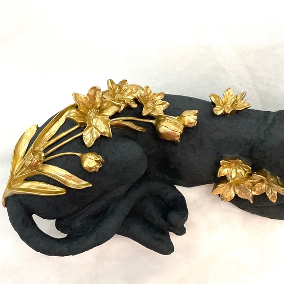 Black Resin Leopard Sculpture/Statue With Gold Roses and Flowers - Picture 10 of 16